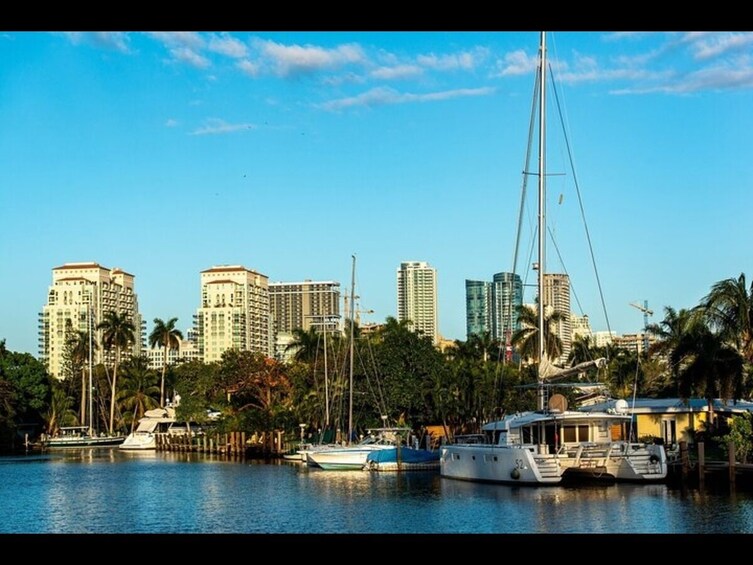 Fort Lauderdale Millionaire Homes Sightseeing Cruise on River + Free drink