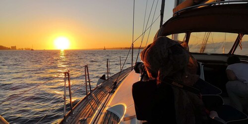 Lisbonne : 2 heures de navigation au coucher du soleil sur un voilier de lu...