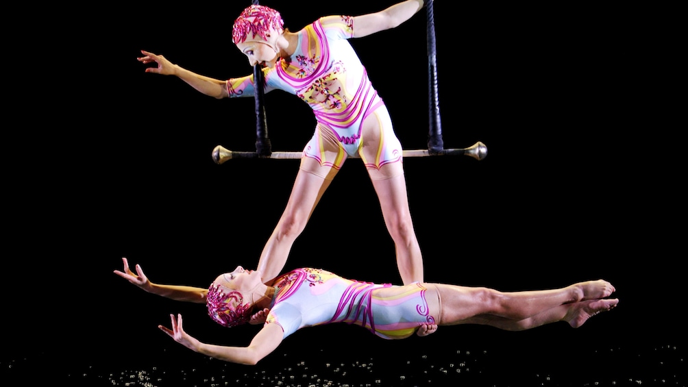 Charger l’élément 5 sur 10. Trapeze artists hover over water in Cirque du Soleil O at the Bellagio in Las Vegas