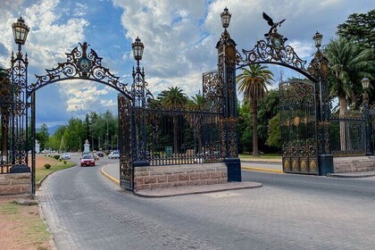 Mendoza Walking Tour Visit the Park and the City