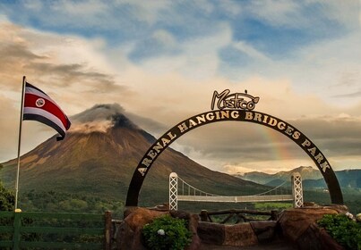 Combinación de cascada, volcán y puentes colgantes de La Fortuna