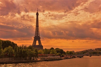 Paris: Seine Cruise & Crepe Tasting near the Eiffel Tower