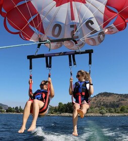 Kelowna: Ultimate Parasailing Experience