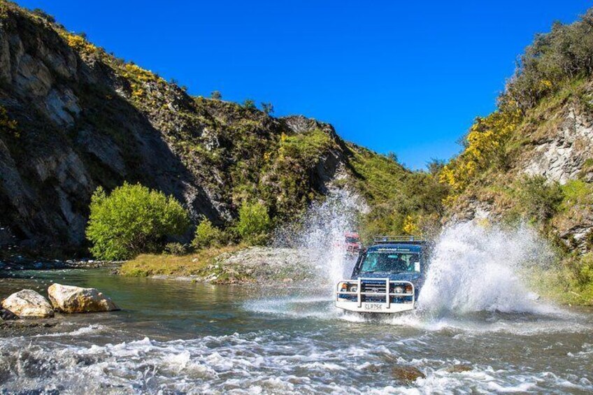 After you guide tackles the rugged Arrow River with multiple river crossings to reach a Lord of the Rings scene you have the option of a quick gold panning demo to try take your own gold home. 