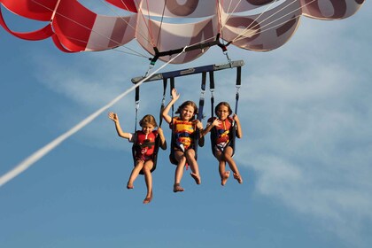 Kelowna: Early Bird Discount Parasailing Experience