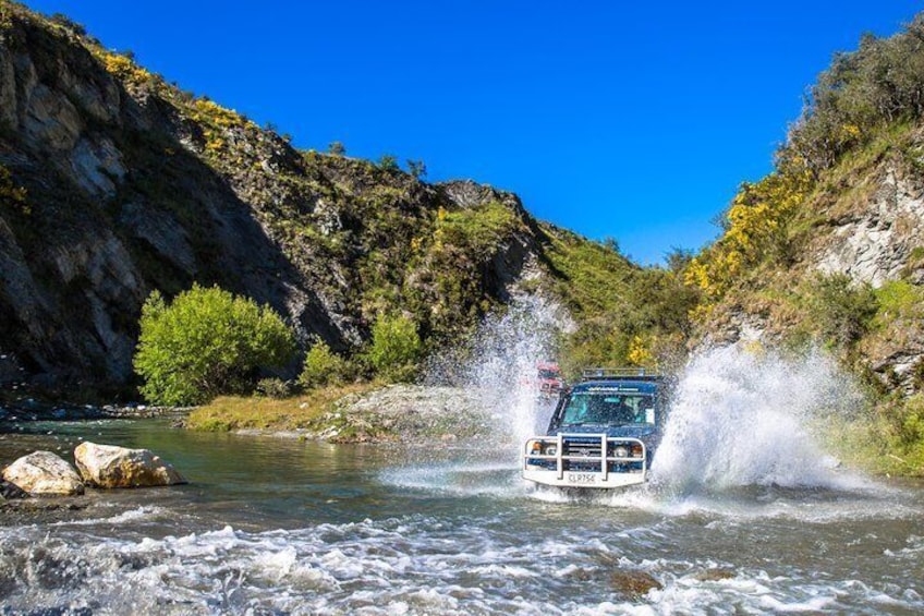 After you guide tackles the rugged Arrow River with multiple river crossings to reach a Lord of the Rings scene you have the option of a quick gold panning demo to try take your own gold home. 