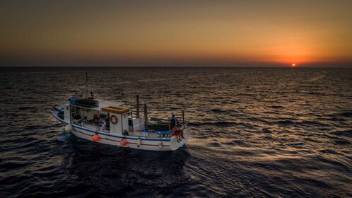 Excursion de pêche au coucher du soleil à Santorin avec dîner et boissons