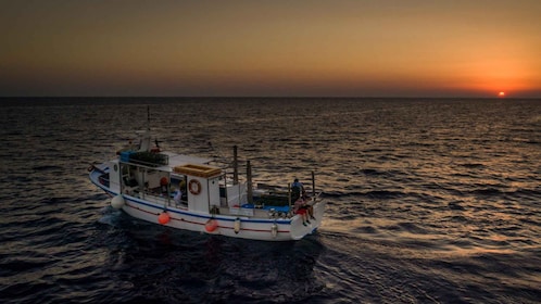 Excursion de pêche au coucher du soleil à Santorin avec dîner et boissons