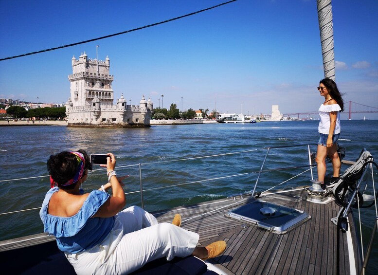 Lisbon: 2-Hour Sailing Yacht Cruise & Guided Tour w/2 drinks