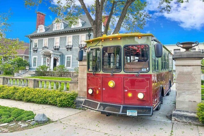 Narrated Scenic Trolley Tour in Minneapolis, Minnesota