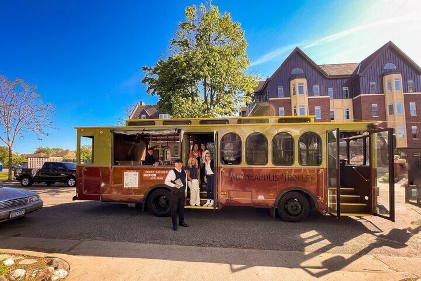 Narrated Scenic Trolley Tour in Minneapolis, Minnesota