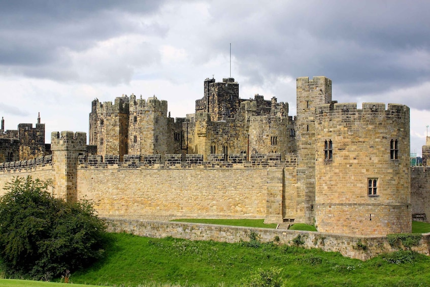 Newcastle: Alnwick and Warkworth Castle Guided Tour