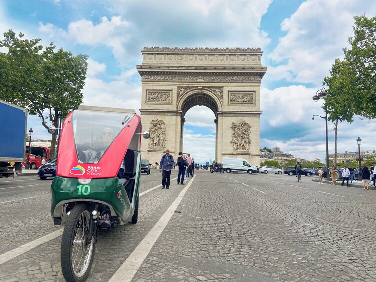 Private Tour of Paris in Rickshaw with Hotel Pick Up Included