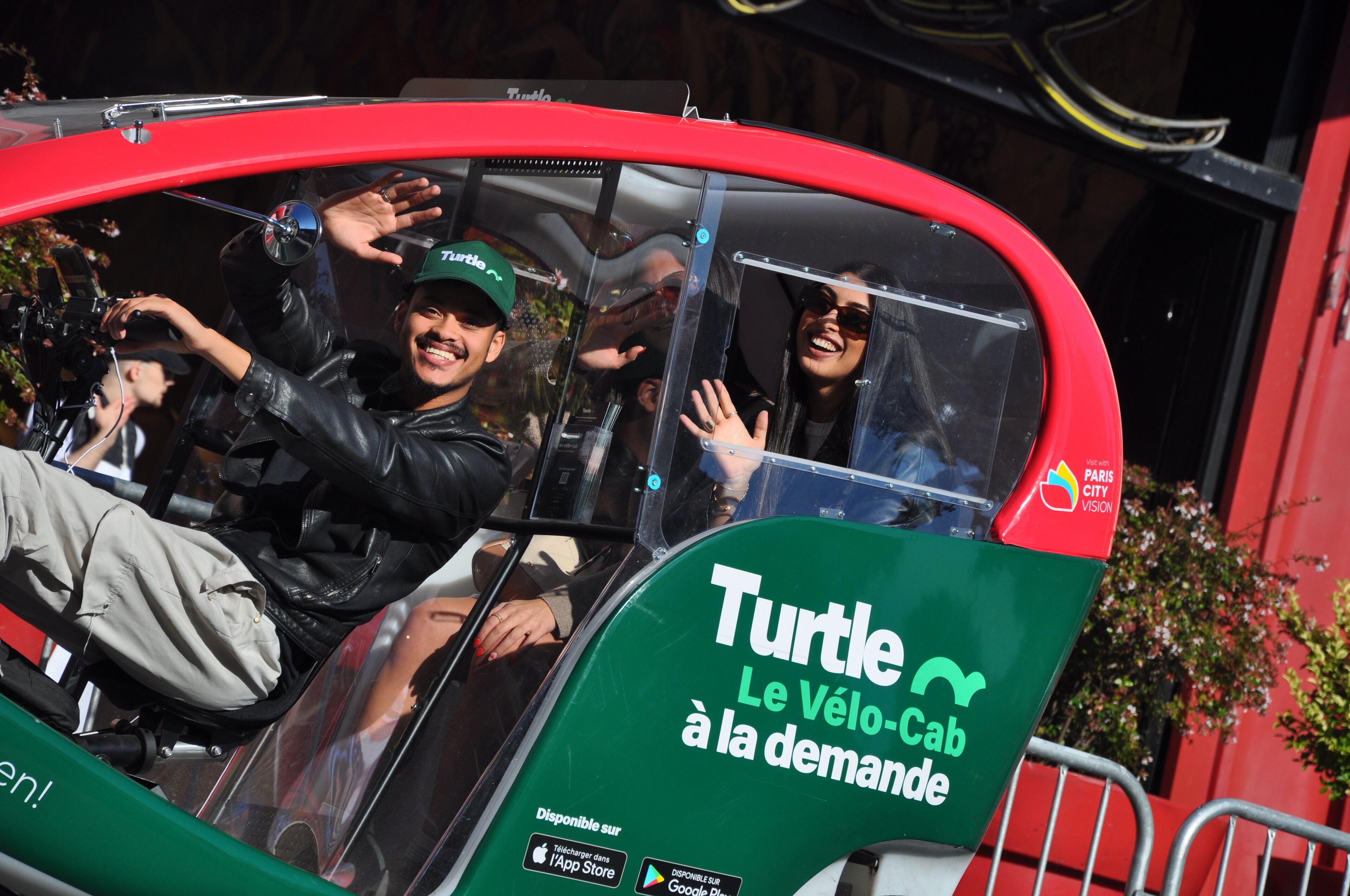 Private Tour of Paris in Rickshaw with Hotel Pick Up Included