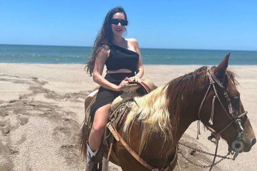Shared Jungle and Beach Horse Ride Tour in Pacific Coast