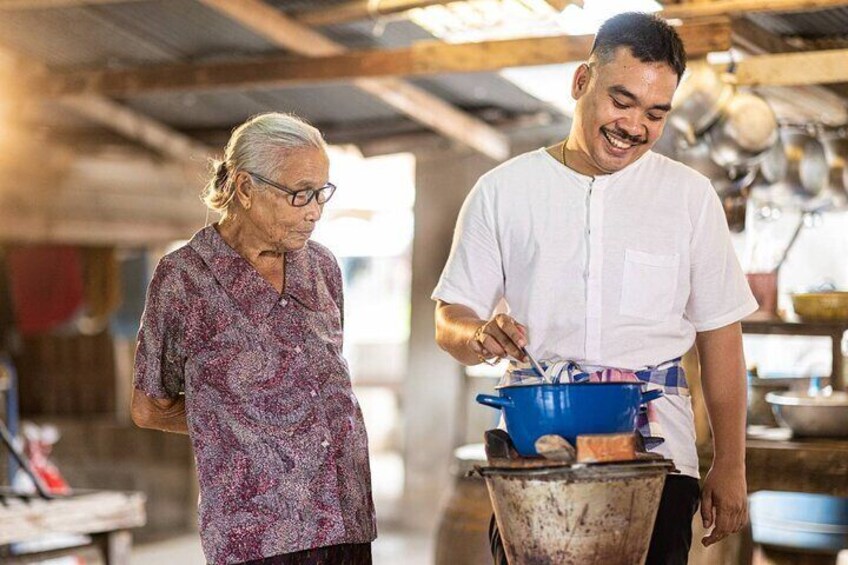 We could say “Grandmother is my family Chef”. She is my idol. Super Grandma 