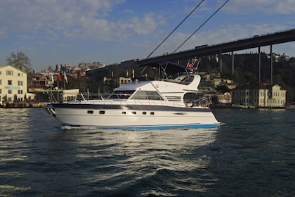 Tour privado de 2 horas en yate por el Bósforo por Estambul