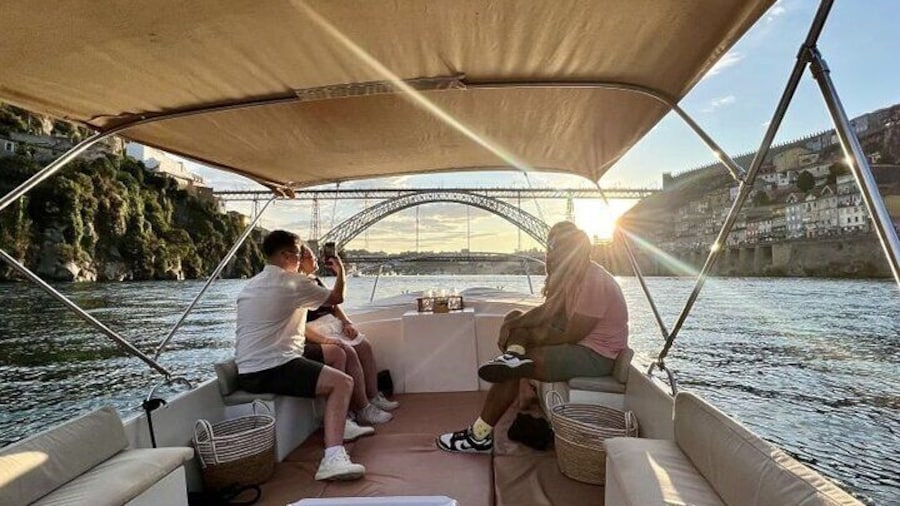 Porto: Douro River Boat Cruise with Port Wine and Snacks