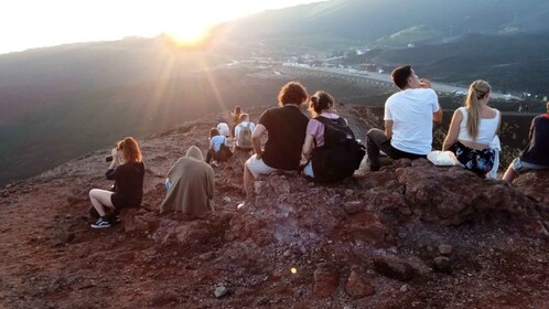 Från Catania: Solnedgångstur på Etna med provsmakning och grotta