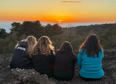 Von Catania aus: Ätna-Sonnenuntergangstour mit Verkostung und Höhle
