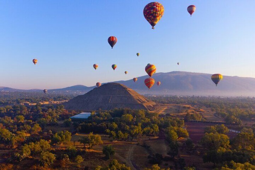 Hot Air Balloon Flight with Cave Breakfast and CDMX Pickup