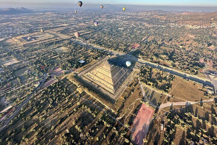 Flight of dreams over the Teotihuacán valley