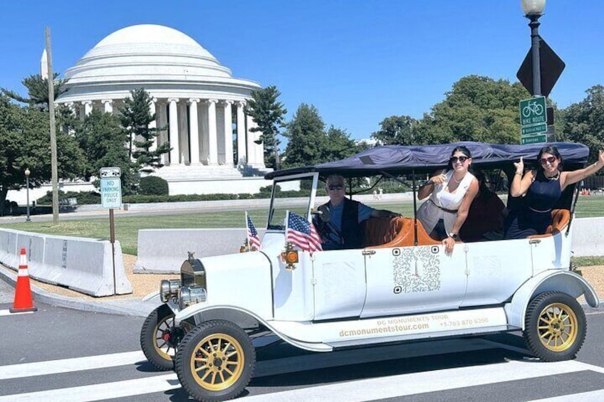 Washington DC Sightseeing Tour by Vintage Car Day & Night