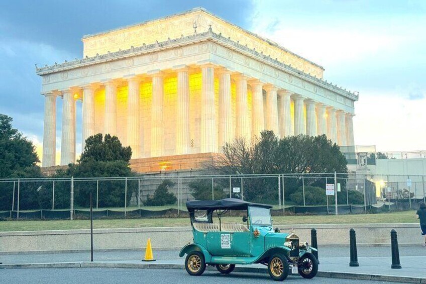 Washington DC Sightseeing Tour by Vintage Car Day & Night