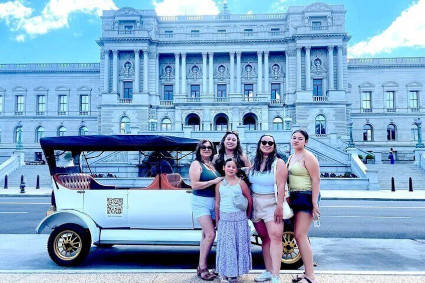 Washington DC Sightseeing Tour by Vintage Car Day & Night