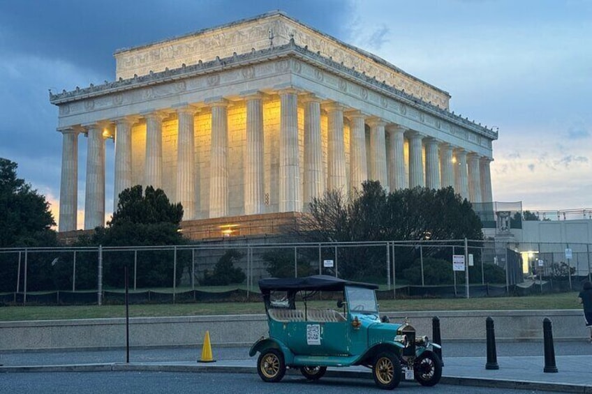 Washington DC Sightseeing Tour by Vintage Car Day & Night