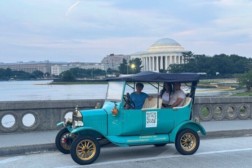 Washington DC Sightseeing Tour by Vintage Car Day & Night