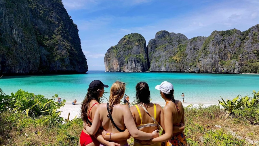 Phi Phi: Highlights Speedboat Tour to Maya Bay with Snorkel