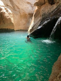 Muscat: Full-Day Wadi Shab & Bimmah Sinkhole Private Tour