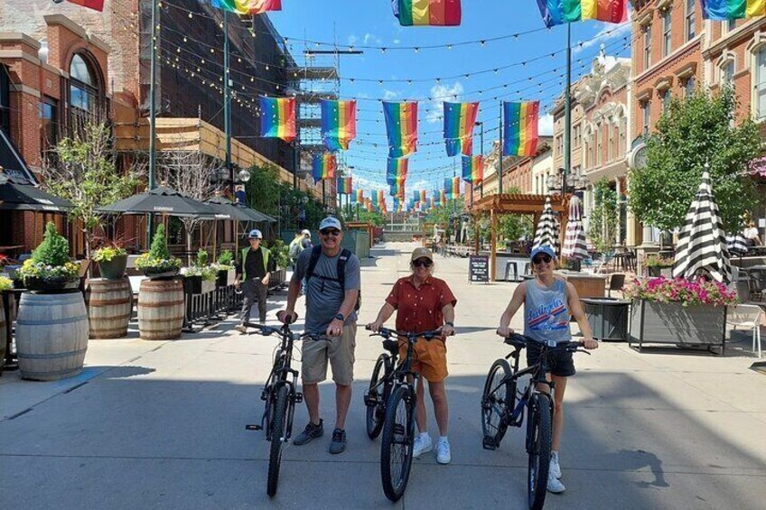 Bike and Booze Tour of River North Art District & Downtown