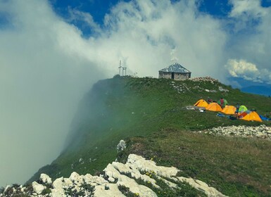 From Kutaisi: Khvamli Mountain Day Tour with Picnic and Wine