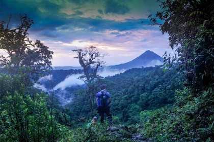 Desde Fortuna: Caminata de 2 días a Monteverde con traslado al hotel