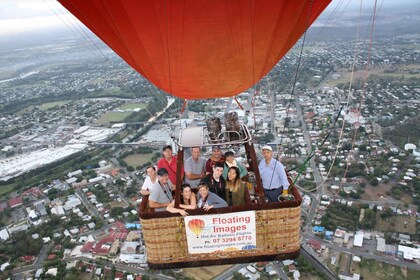 Vuelo panorámico en globo aerostático por la ciudad y el campo de la región...