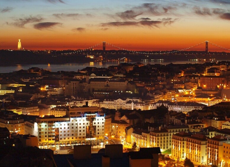 Lisbon: Authentic Fado Show, Dinner and Night Tour