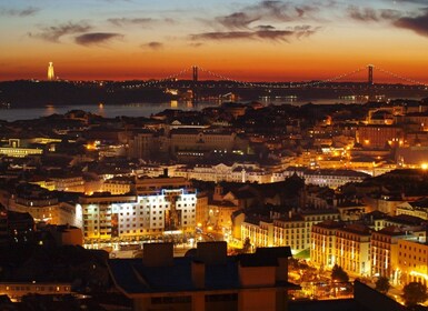 Lisbon: Authentic Fado Show, Dinner and Night Tour