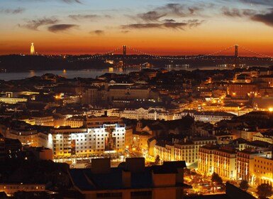 Lisbon: Authentic Fado Show, Dinner and Night Tour