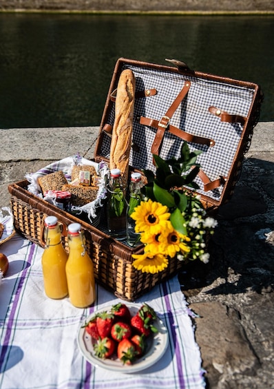 Picture 2 for Activity The Parisian Picnic
