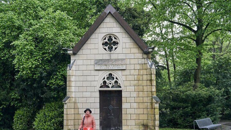 Guided tour with all senses in Melaten Cemetery