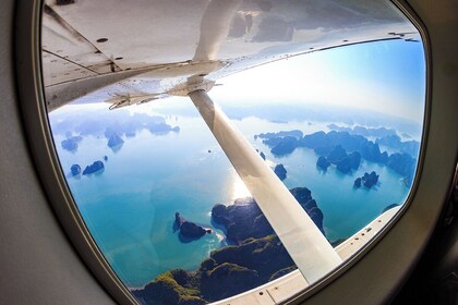 Ganztägiger Halong-Bucht-Rundflug und private 4-stündige Kreuzfahrt-Tour