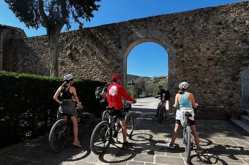 After lunch, prior to returning to Siena, we make a village tour in the lovely San Gusmé.