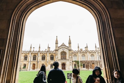 Cambridge: Alumni-led Walking Tour w/opt King's Chapel