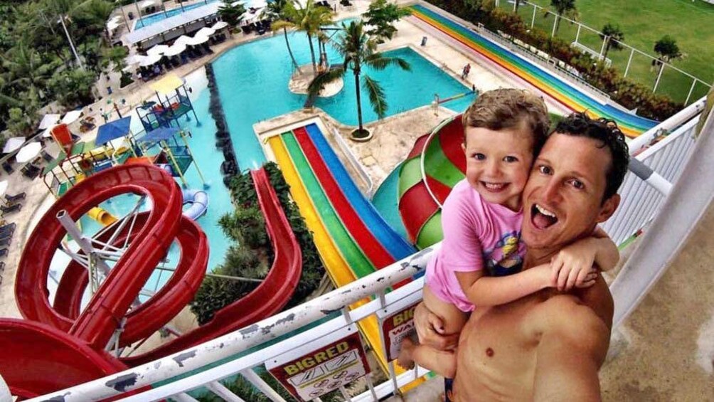 正在顯示第 4 張相片,共 8 張。 Father and child at waterpark in Bali