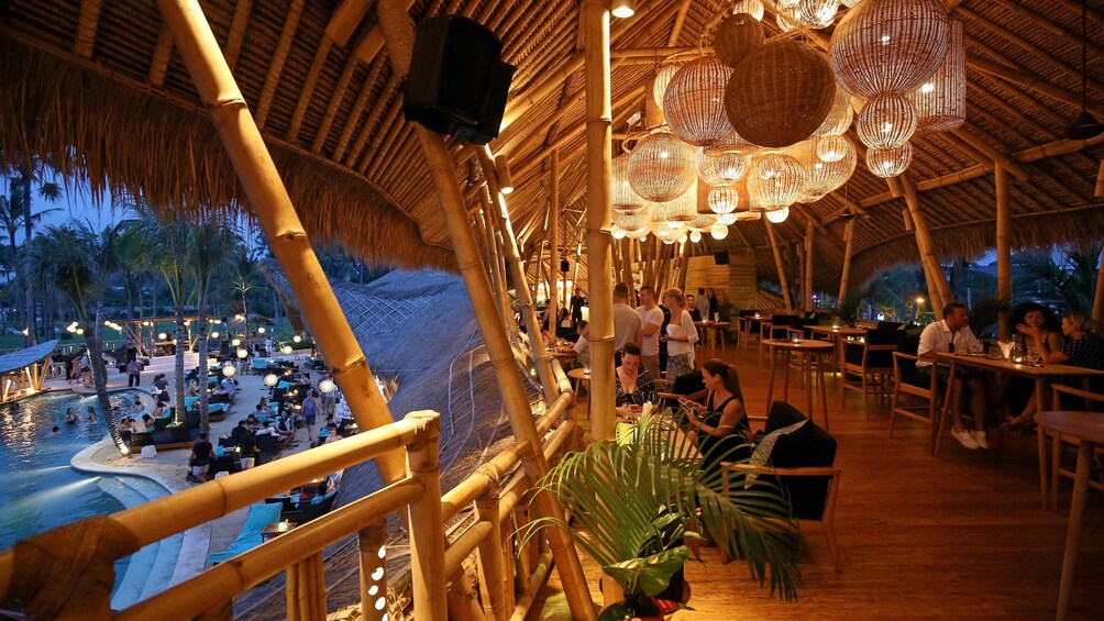 正在顯示第 3 張相片,共 10 張。 Dinner time view from the hut at Finns Beach Club in Bali