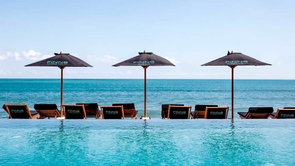 正在顯示第 2 張相片,共 10 張。 Umbrellas by the pool and beach at Finns Beach Club in Bali
