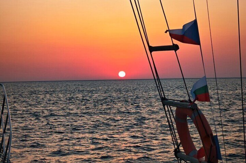 Dreamy Sails - Sunset Tour With Dinner And Wine