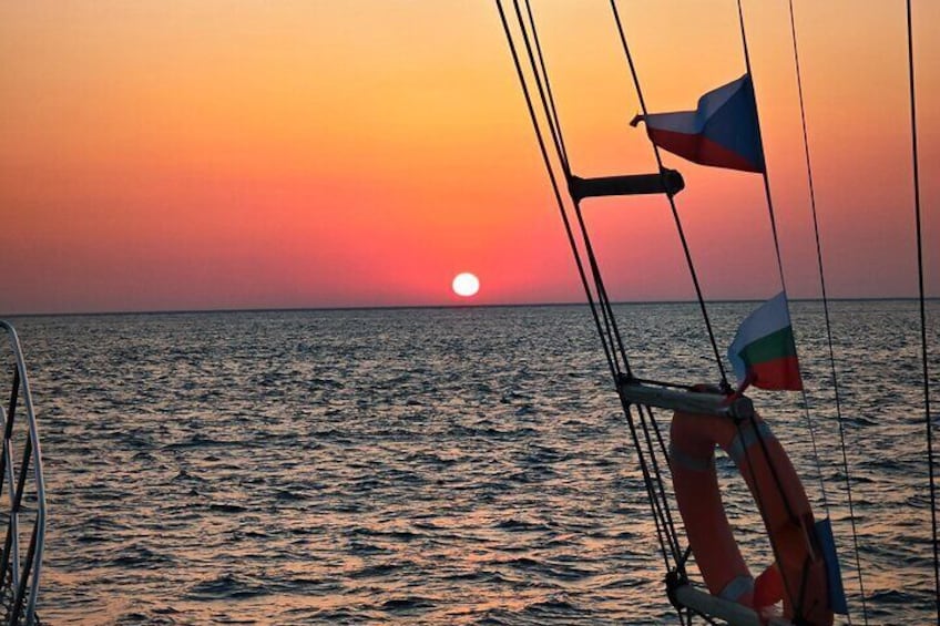 Dreamy Sails - Sunset Tour With Dinner And Wine